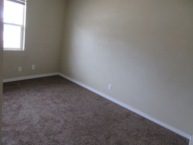 Building Photo - 4 bedroom 3 bathroom w/basement