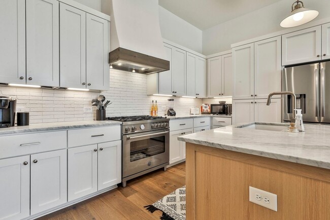 Building Photo - Fully Furnished Trilith Townhome with Larg...