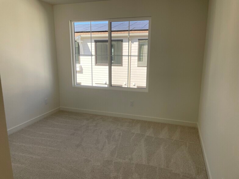Building Photo - 2577 Delphinium Ln