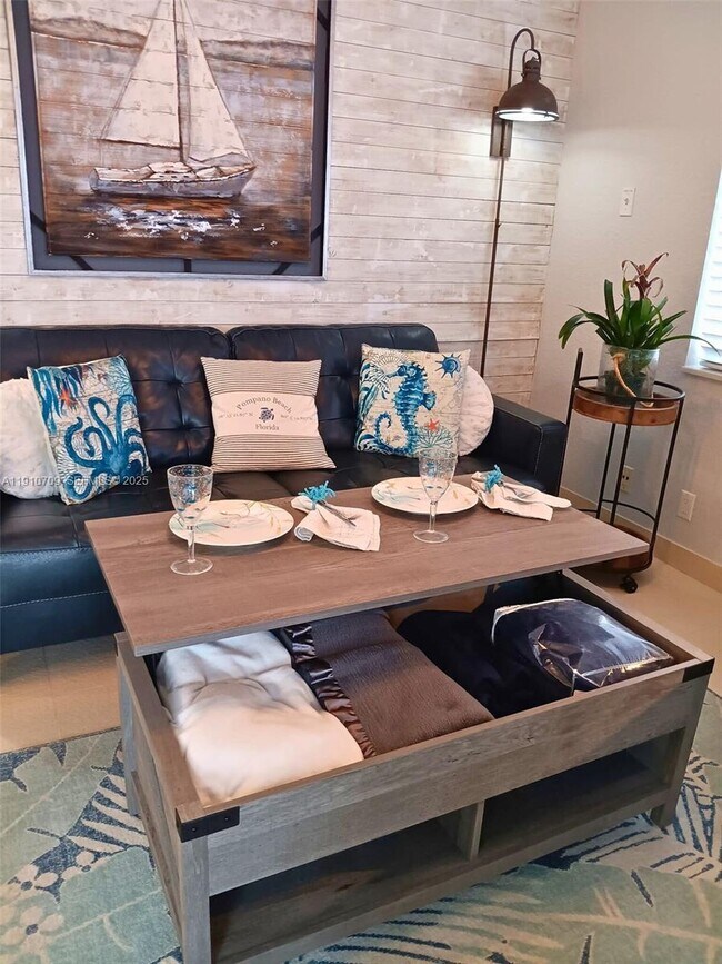 Building Photo - 1705 N Riverside Dr