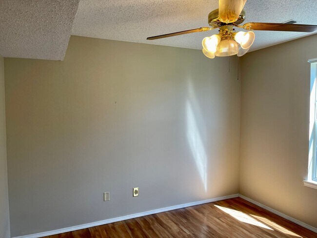 Building Photo - Beautiful 2 story, 5 bedroom, 3 bath home available NOW!