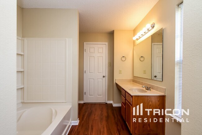 Building Photo - 10770 Parker Dr