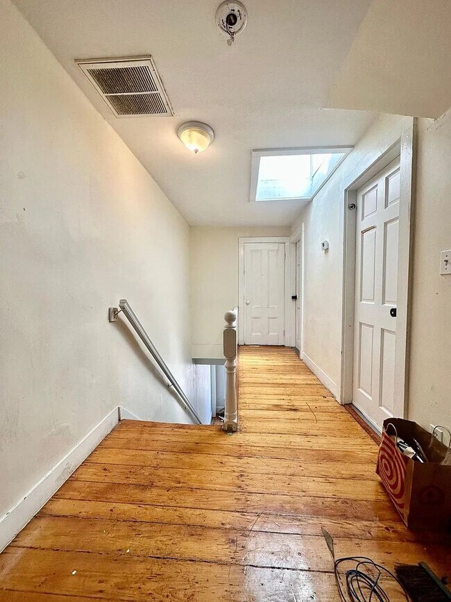 Building Photo - Huge 3 floors of living 8bed 3.5 bath rental on Highgate St in Allston
