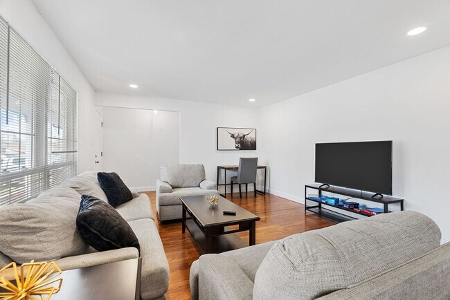 Building Photo - 5382 Kings Park Dr