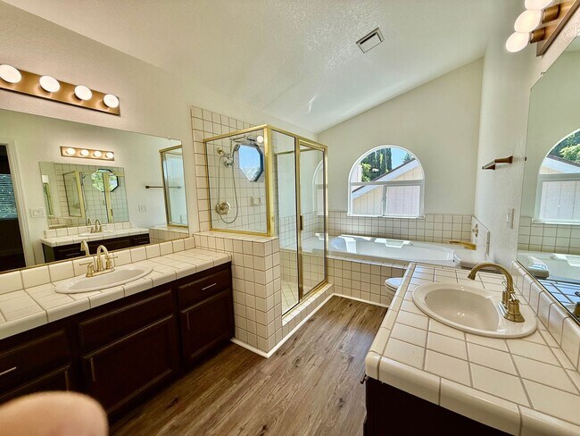 Building Photo - Large 2 story home available immediately