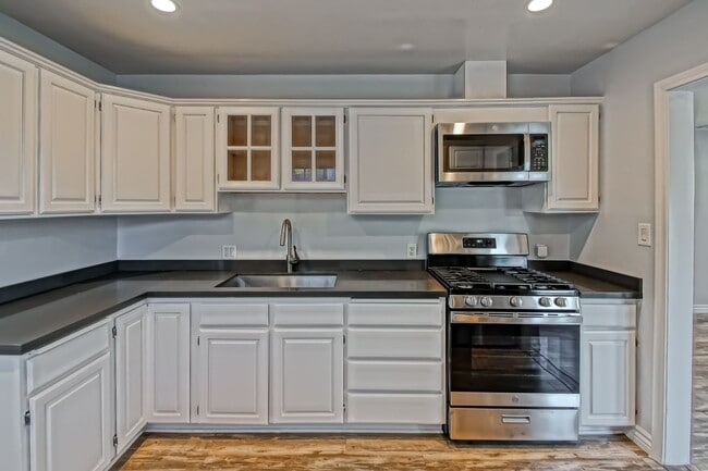 Building Photo - CHARMING & AIRY HOME W/ SPACIOUS FENCED YARD & LARGE 2-CAR GARAGE CLOSE TO SCHOOLS, SHOPPING & MI...