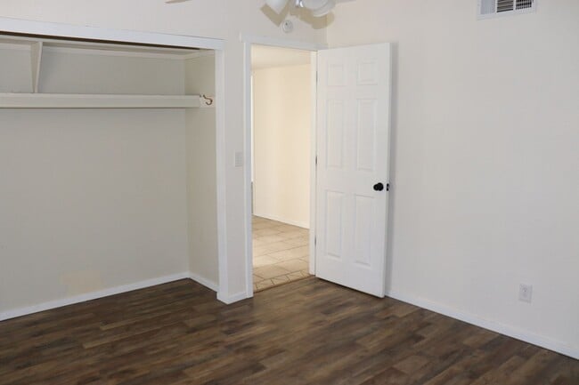 Building Photo - 5 Bedroom, 2 Bathroom