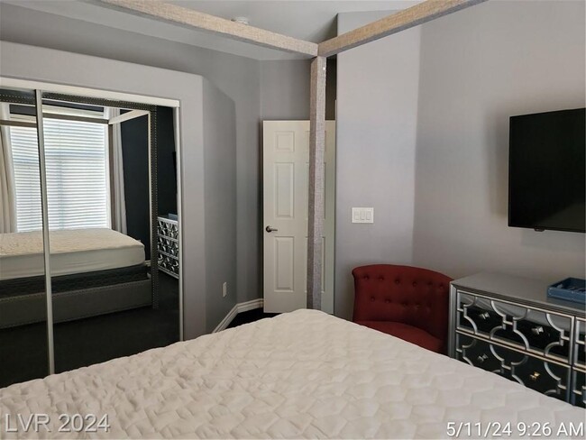 Building Photo - Green Valley, Lovely 2-Bedroom Fully Furni...