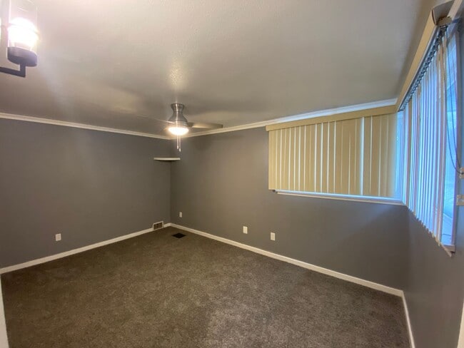 Building Photo - Beautiful 4-Bed, 2 Bathroom North Olmsted OH