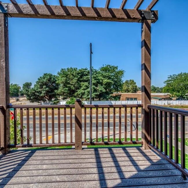 Building Photo - 4-Bedroom Townhome in West Boise