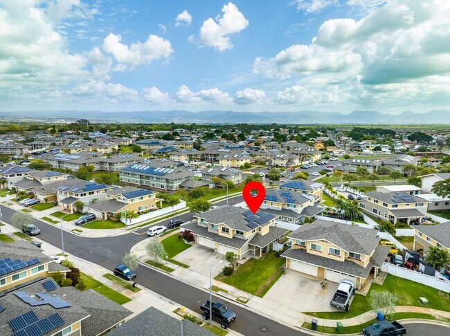 Building Photo - Welcome to this bright and inviting 3 bedroom