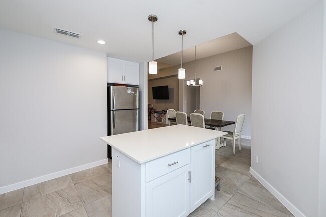 Building Photo - 1025 La Muralla St