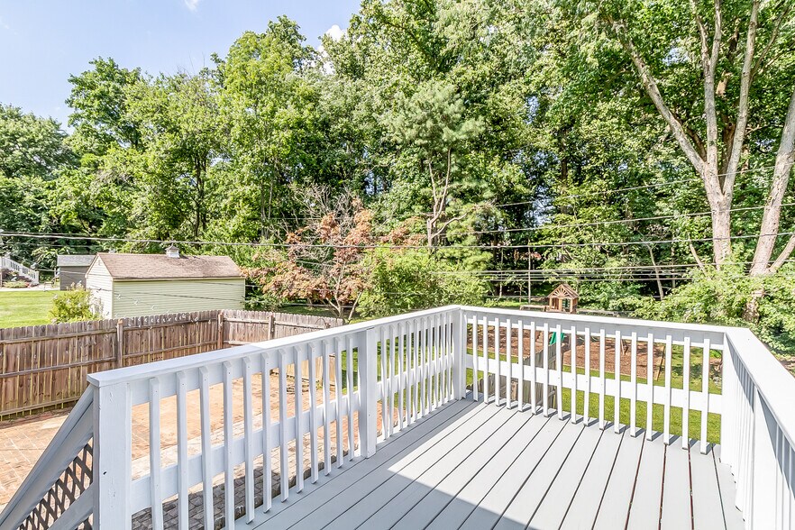 grill and watch wildlife - 8727 Valleyfield Rd