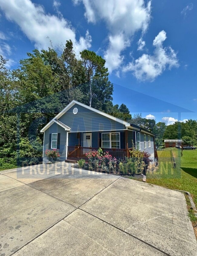 Building Photo - Charming 3 Bedroom, 2 Bath Home with Spaci...
