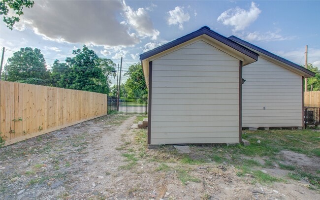 Building Photo - 1051 W Little York Rd