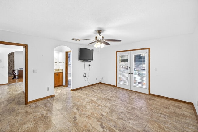 Building Photo - 1140 Troon Dr E