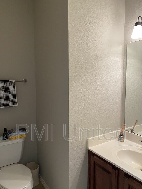 Building Photo - 15620 Gatehouse Dr