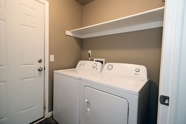 Building Photo - Reserve this Twin Home in a COZY Neighborhood Available Now!