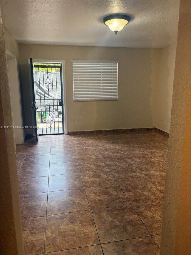 Building Photo - 819 E 26th St