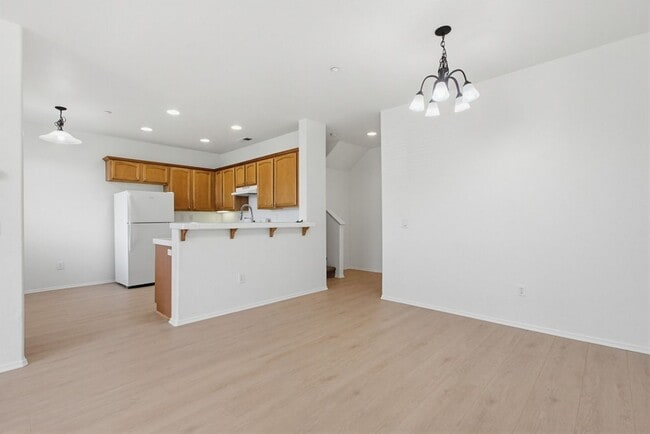 Building Photo - Oceanside - Pelican Cove Townhouse!