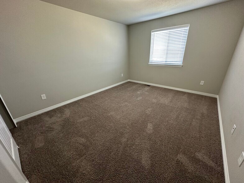 Building Photo - 9960 Castor Dr