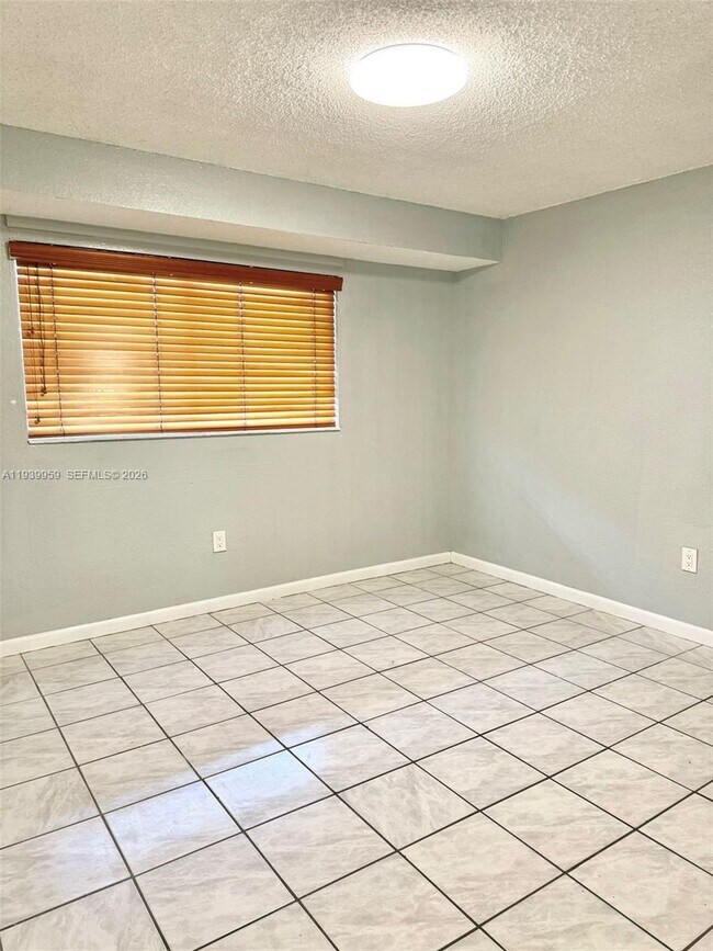 Building Photo - 220 W 68th St