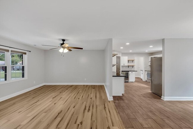 Building Photo - Large Ranch Home with 3BR/ 2 Bath with an Extra Bonus Room!