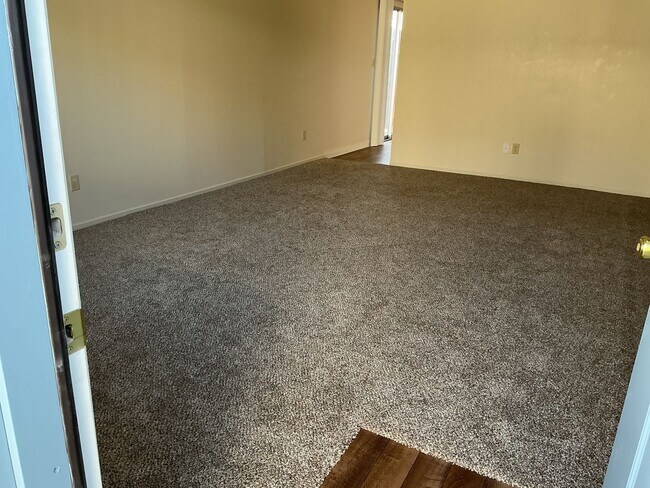 Building Photo - 218