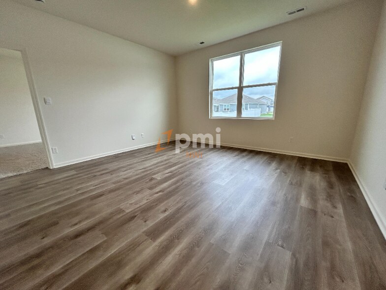 Building Photo - 10360 Blaine St