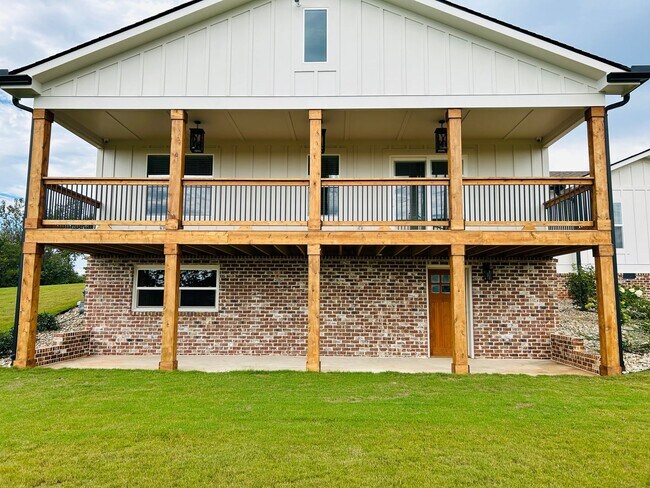 Building Photo - Stunning 4 bedroom 2.5 bath near Downtown Newnan! Must see!