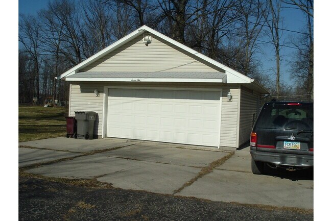 Building Photo - 710 W Robb Ave