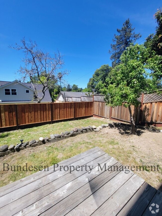 Building Photo - Updated Kitchen + Washer/Dryer Included!