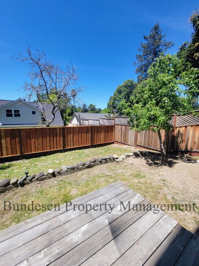 Building Photo - Spacious Westside 5BR Home in Petaluma - E...