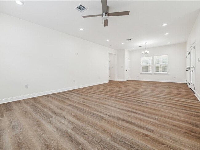 Building Photo - 915 E 37th St