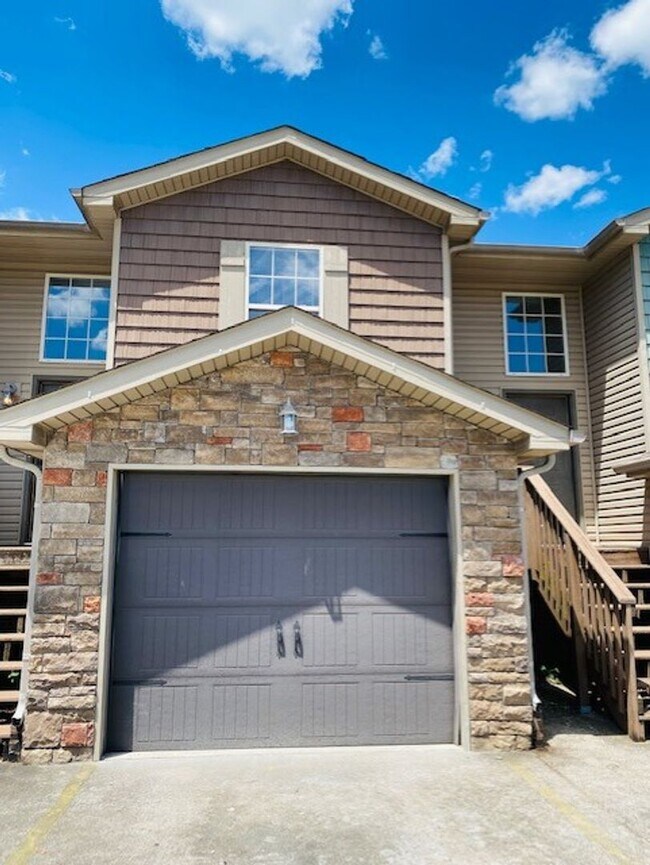 Primary Photo - 3 bed/2bath Townhome freshly painted!