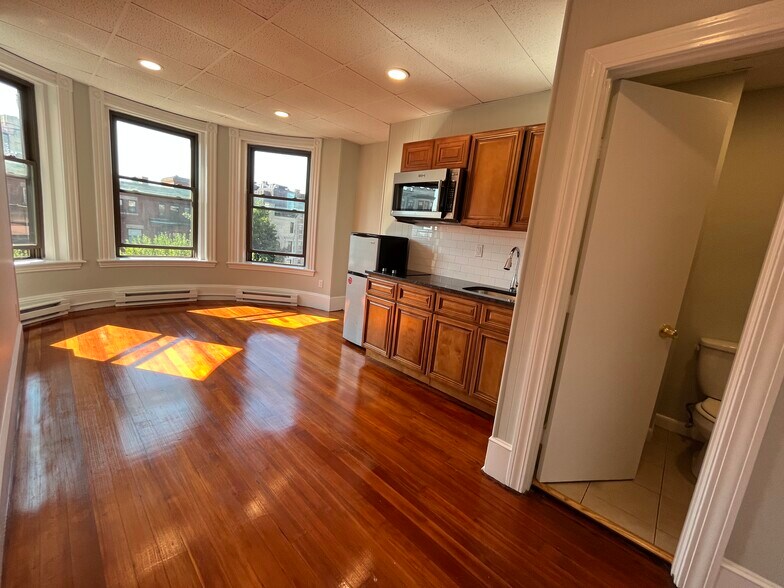 Building Photo - 870 Beacon St