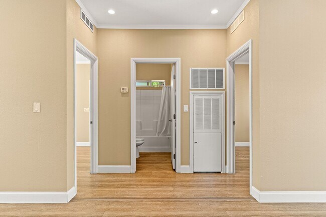 Building Photo - Move-In Ready! A Bright & Open Designer Co...