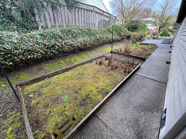 Building Photo - Clackamas Ranch 3 bedroom 2 bathroom - W/D...