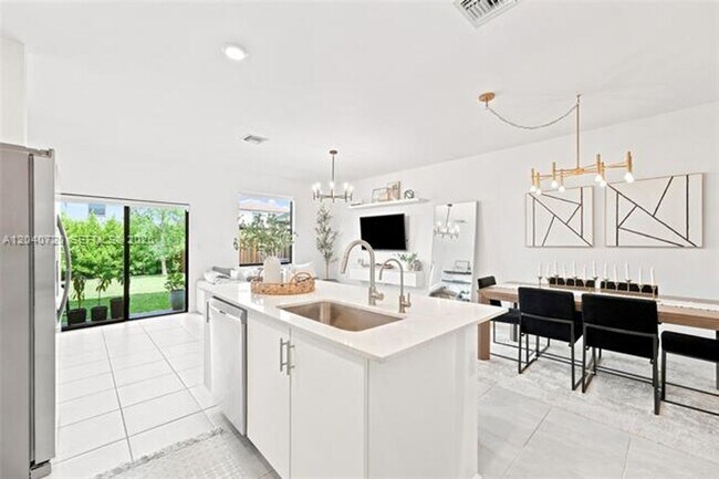 Building Photo - 25540 SW 108th Ave