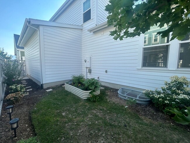 Building Photo - Amazing 4 Bed, 3.5 Daybreak Home with Office