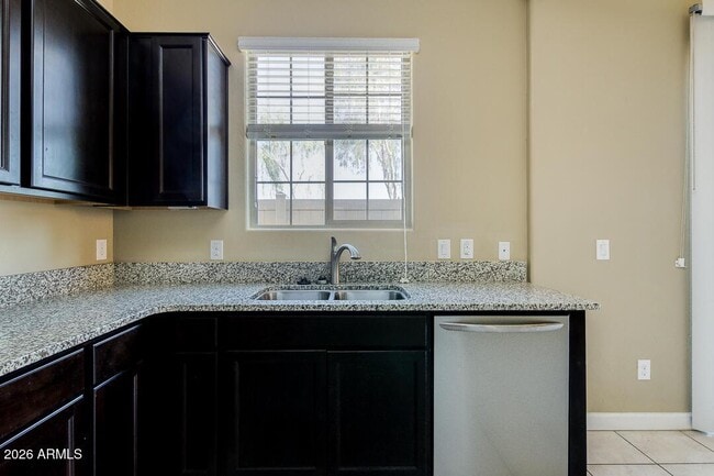 Building Photo - 1367 S Country Club Dr