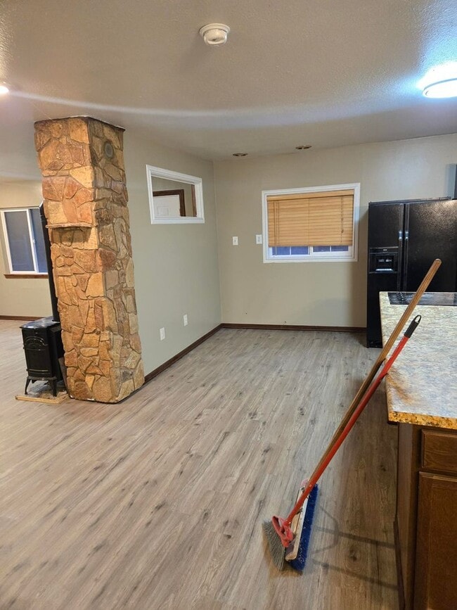 Building Photo - 2 Bedroom 1 Bath Rancher Close to Deer Park