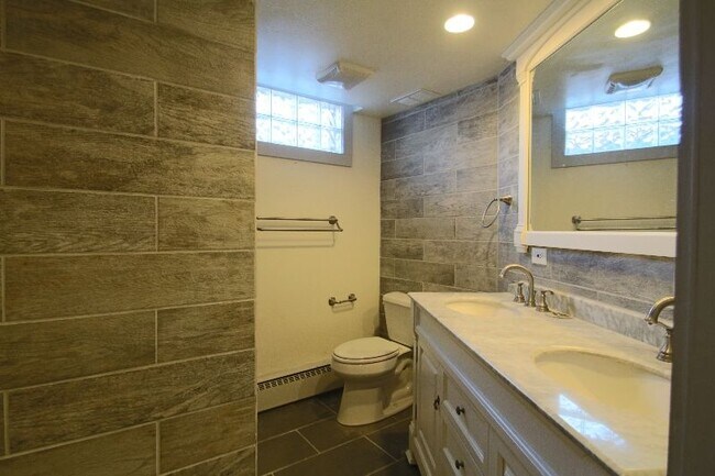 Building Photo - 2565 Willow Ln