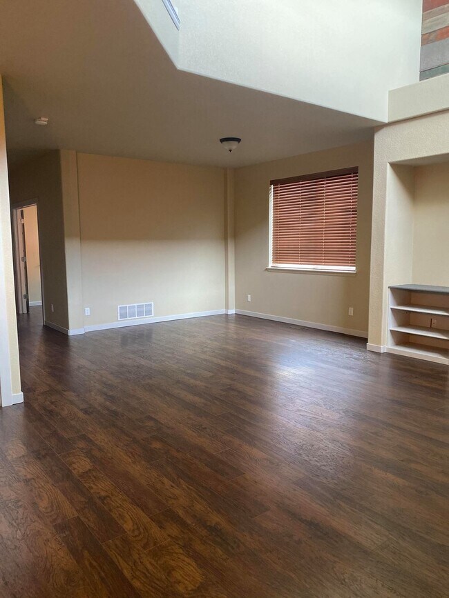 Building Photo - 4 bedroom - Dewhirst