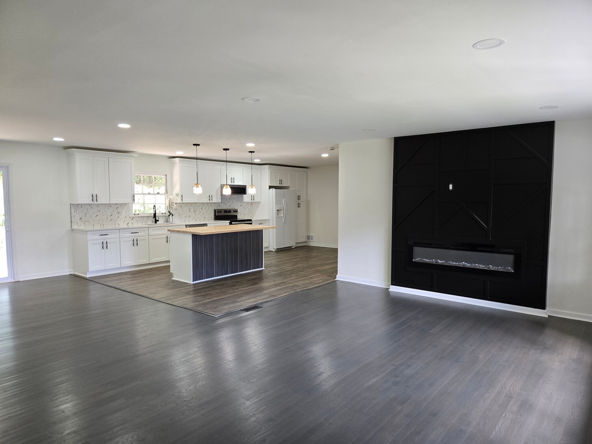 Building Photo - 2401 Winshire Dr