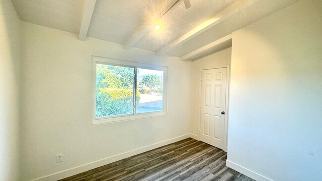 Building Photo - Remodeled 3 bd in Vista with large garage