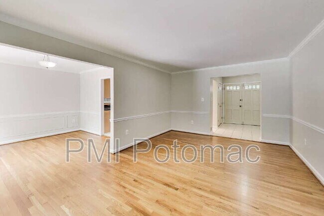 Building Photo - 10 Harvard Ct