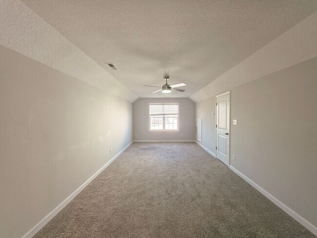 Building Photo - 4 Bedroom #3 Bath Towne Pointe