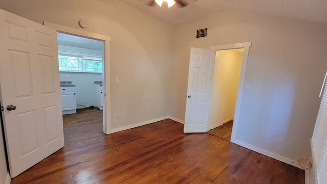 Building Photo - Charming Cottage Style 2 bed/1 bath Home N...