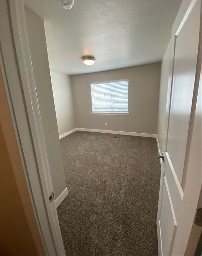 Building Photo - 3 Bedroom End-Unit Townhome in Cedar Bend – Great Cedar City Location